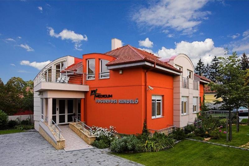 Promedicum Panzio Hotel Veszprem Ngoại thất bức ảnh