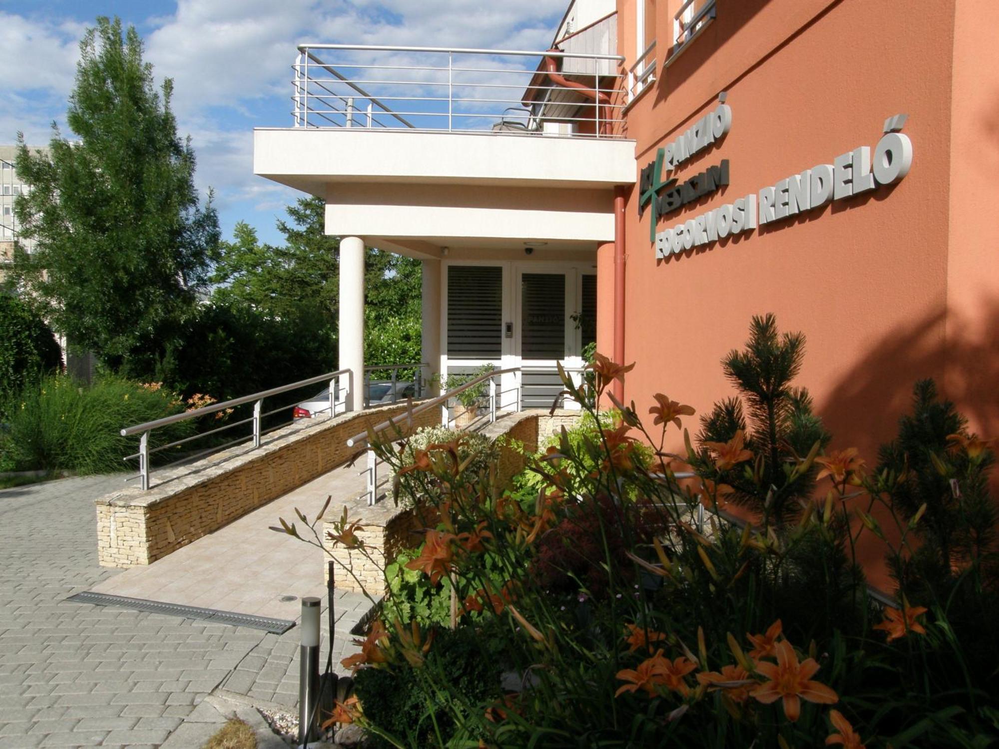 Promedicum Panzio Hotel Veszprem Ngoại thất bức ảnh
